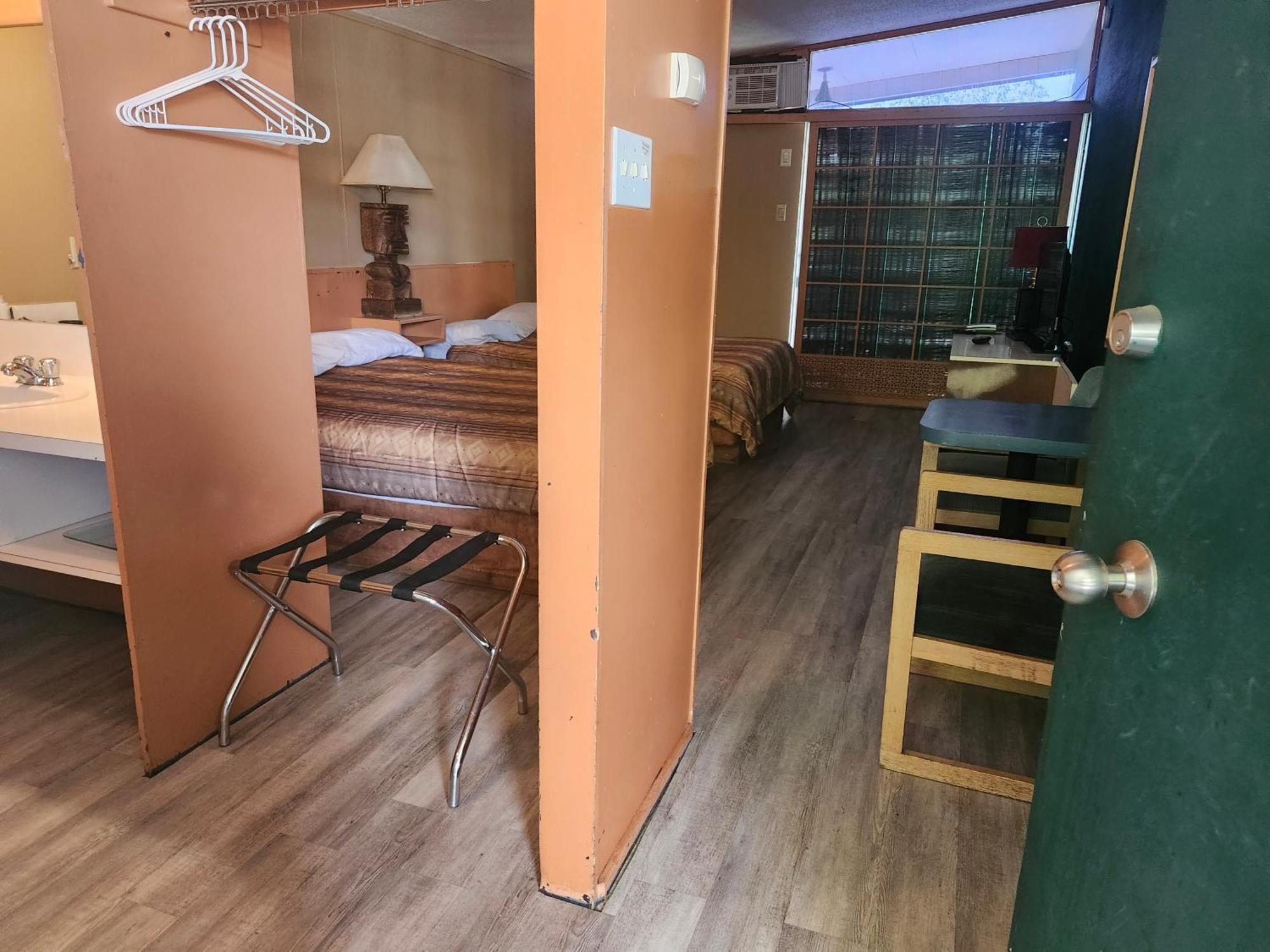 Tiki Village Inn Vernon Eksteriør billede