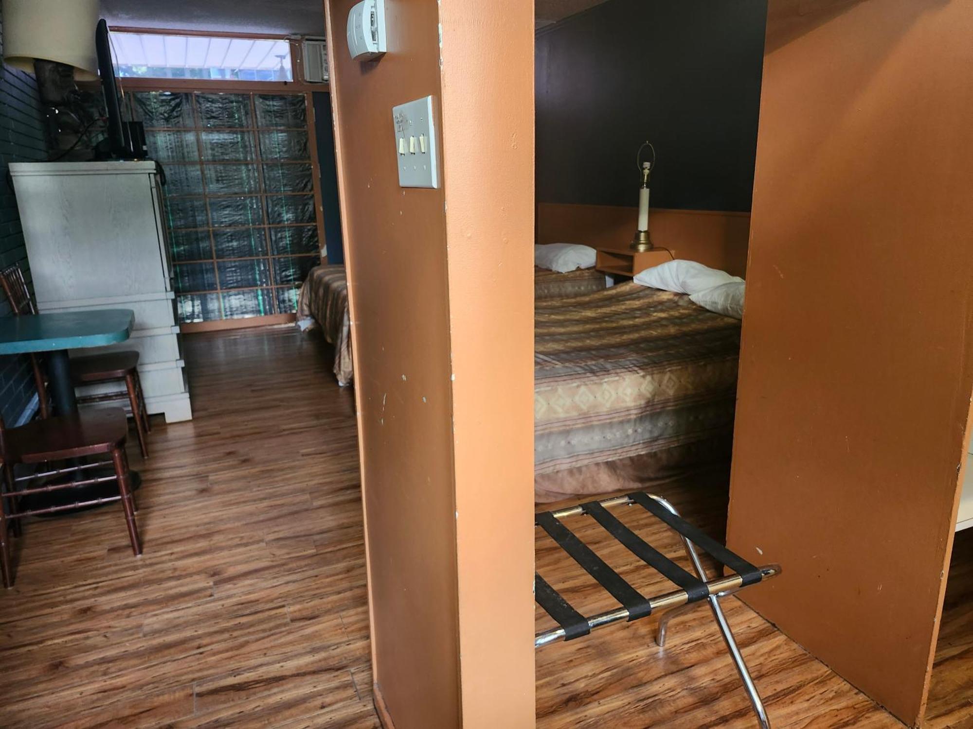 Tiki Village Inn Vernon Eksteriør billede