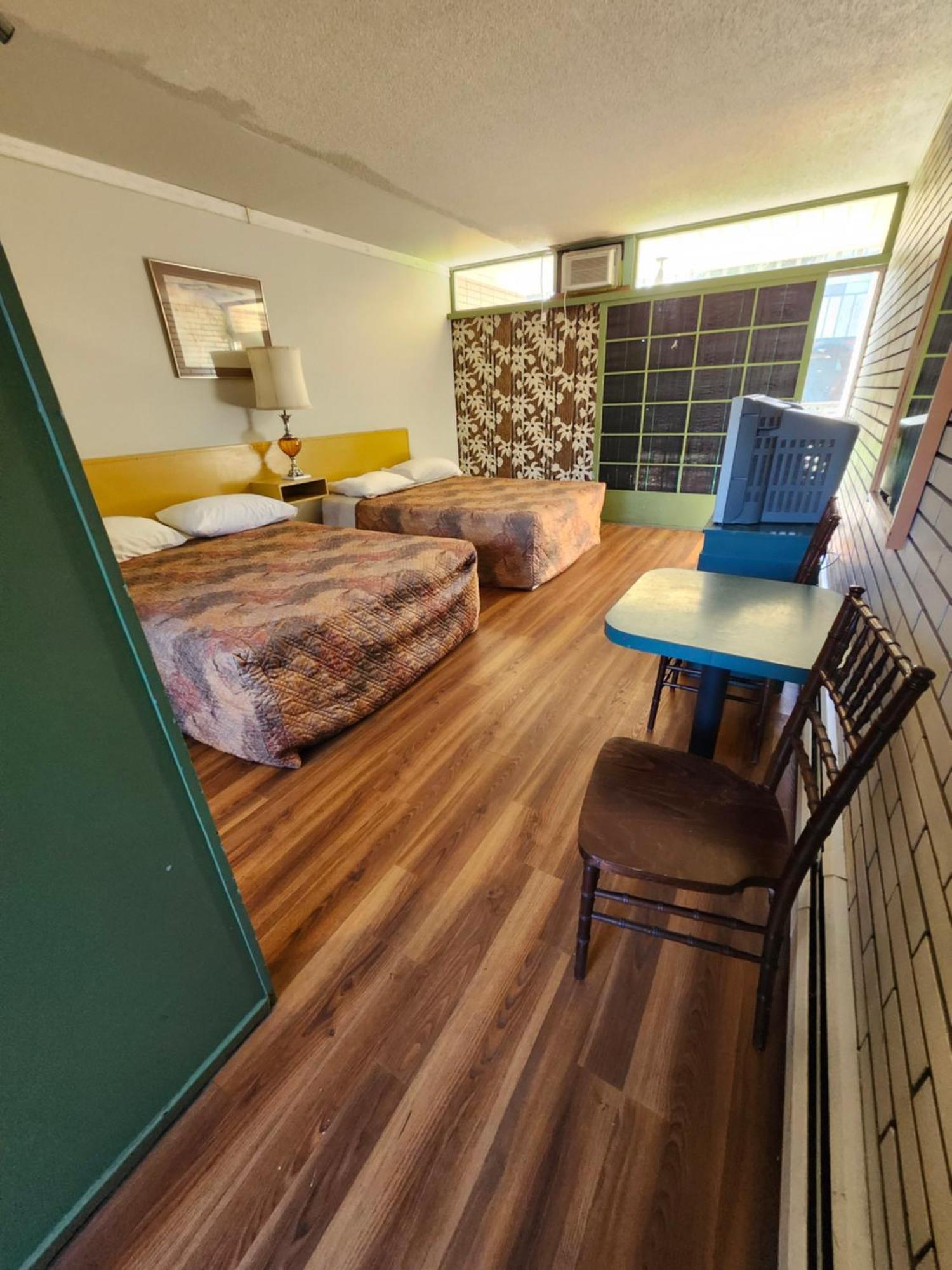 Tiki Village Inn Vernon Eksteriør billede
